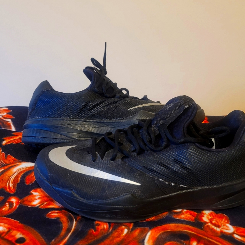 NIKE ZOOM TRAINING SHOE 10.5 BLACK & SILVER